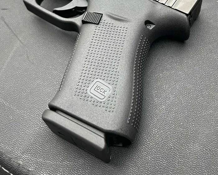 close up glock 43x grip and magazine release