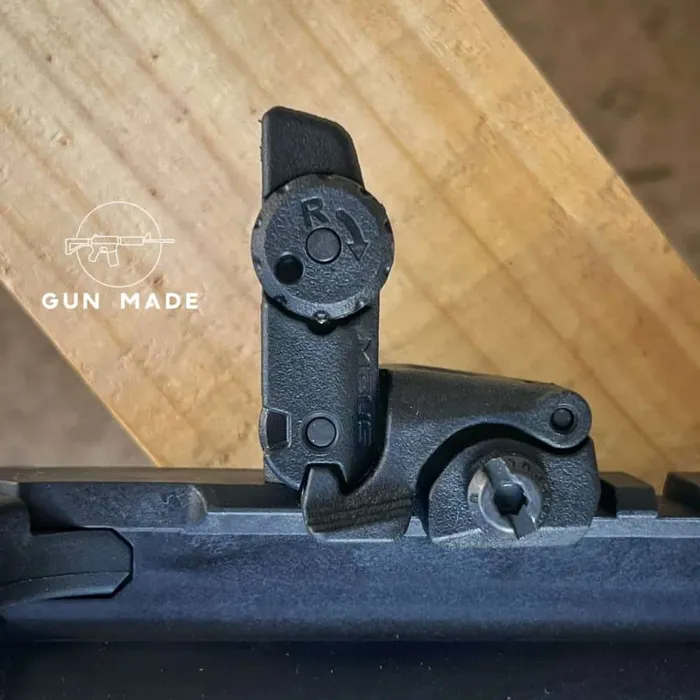 The built in detent knob allows you to quickly and easily adjust the sights.
